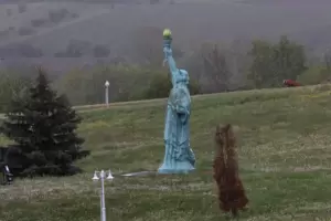 Was ist dran an den Plänen einer geschlossenen Wohnsiedlung für Gutbetuchte rund um die Freiheitsstatue in Albersweiler? 