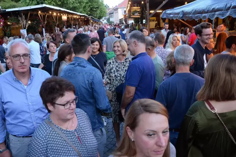 Bild aus vergangenen Tagen: Gedränge auf der Deidesheimer Weinkerwe. 