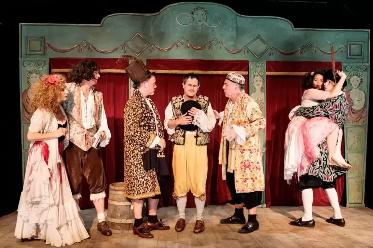 Kein Corona-Abstand: Das &bdquo;Neue Globe Theater&ldquo; aus Potsdam er&ouml;ffnet am 21. Oktober mit der spritzigen Moli&egrave;re-Kom&ouml;die &bdquo;Die Streic