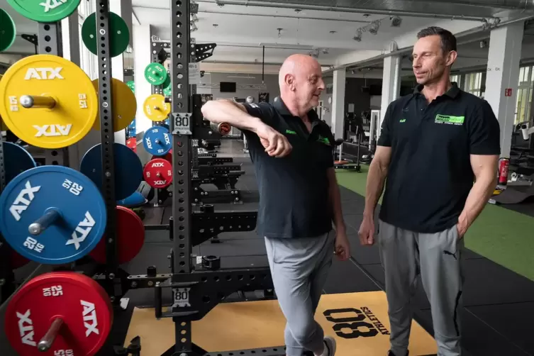 Öffnen die Fitness Factory frühestens nächste Woche: die Inhaber Manfred Lauer (links) und Ralf Härig.