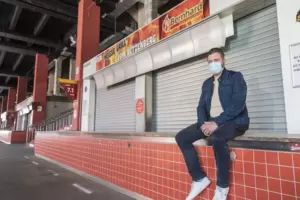 Warten auf die Rückkehr der Fans: Seit zwölf Jahren betreibt Dominik Bernhard Kioske auf dem „Betze“. Es ist aktuell eine schwie Warten auf die Rückkehr der Fans: Seit zwölf Jahren betreibt Dominik Bernhard Kioske auf dem „Betze“. Es ist aktuell eine schwie