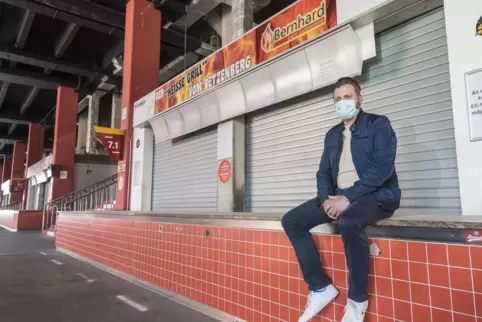 Warten auf die Rückkehr der Fans: Seit zwölf Jahren betreibt Dominik Bernhard Kioske auf dem „Betze“. Es ist aktuell eine schwie