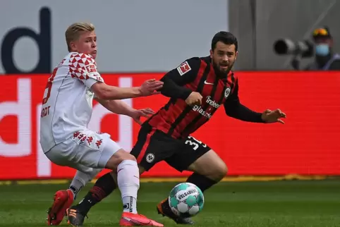 Feingeist auf der Ersatzbank: Amin Younes (rechts) wurde auch gegen Mainz 05 (hier Jonathan Burkardt) nur eingewechselt. Er bere