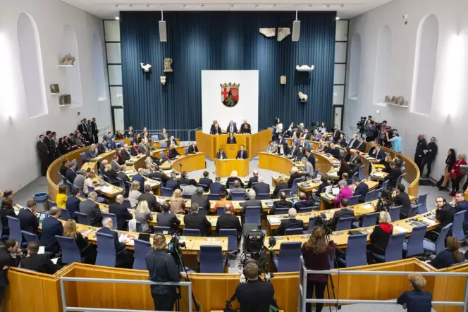Goethe-Gymnasiasten wollen im Juni in den Landtag einziehen und sich für das Online-Konferenzsystem eines namhaften US-Anbieters Goethe-Gymnasiasten wollen im Juni in den Landtag einziehen und sich für das Online-Konferenzsystem eines namhaften US-Anbieters