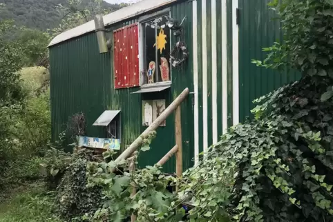 Bauwagen im Naturkindergarten und Schulbauernhof Gut Hohenberg bei Annweiler im Landkreis Südliche Weinstraße. 