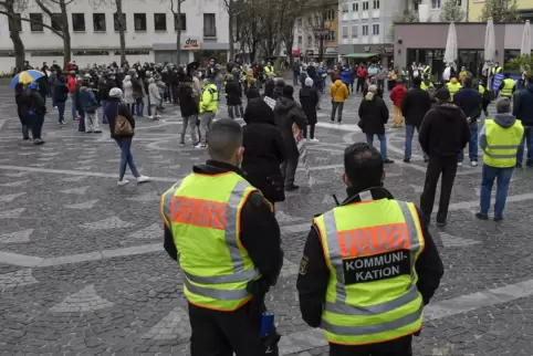  Unter anderem am 10. April hatte eine von dem Geschäftsführer der „Jägerstube“ organisierte Demo auf dem Rathausplatz stattgefu