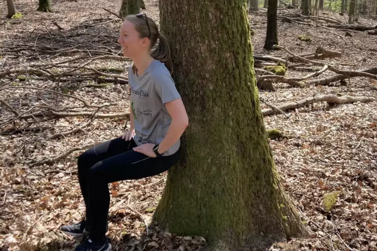 Wer schafft es, am längsten an einem Baum zu sitzen? Marie Schwindinger hat einen Actionbound ausgearbeitet mit vielen Übungen, 
