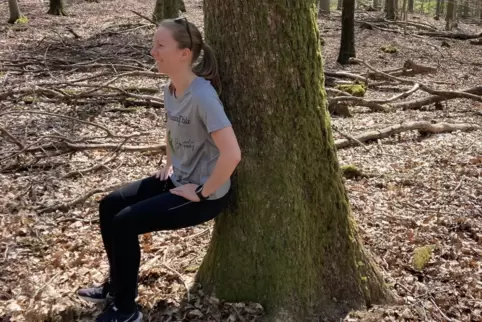 Wer schafft es, am längsten an einem Baum zu sitzen? Marie Schwindinger hat einen Actionbound ausgearbeitet mit vielen Übungen, 