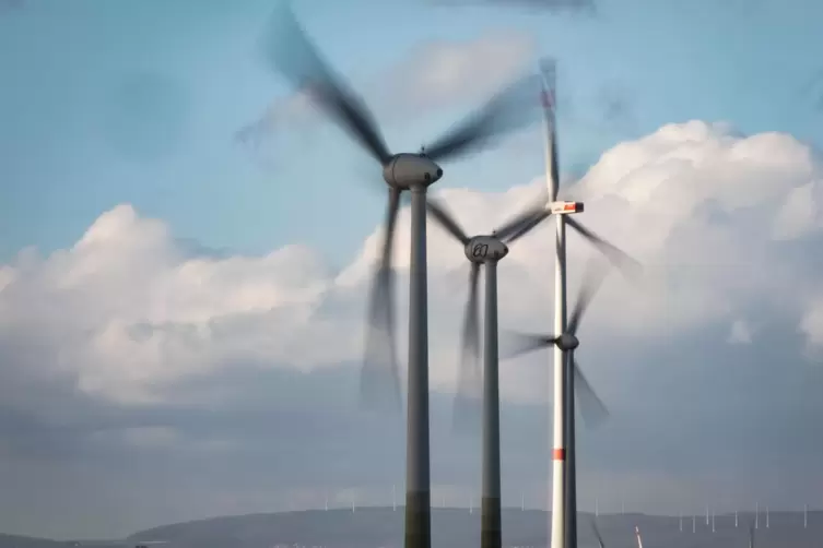 Die rheinland-pfälzische Landesregierung will mehr Windkraft im Land, das Foto zeigt Anlagen bei Alzey. 