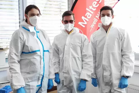 In Schutzkleidung: die drei jungen Helfer im Testzentrum der Malteser, von links Anne Jauch, Christian Gilges, Marvin Maier. 