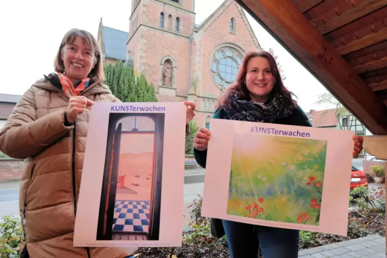 Auf Initiative von Pia Zimmer (links) und Sandra Giel werden 60 Gemälde in Schaufenstern der Stadt Eisenberg ausgestellt.