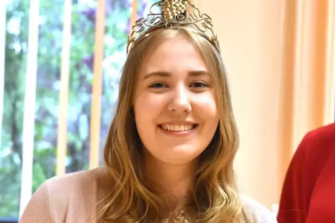 Alina Hoffmann mit der Krone der Ellerstadter Weinprinzessin. 
