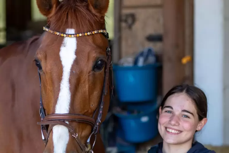 Luisa Rossitsch vom RRV Herxheim mit Dobby, dem neuen Pferd im Stall von Hannah Steverding.