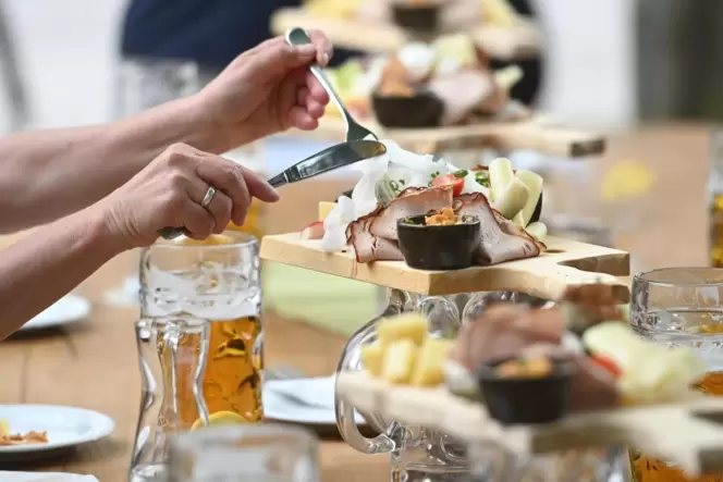 Der Biergartenbesuch ist im Landkreis ab Donnerstag wieder möglich. Der Biergartenbesuch ist im Landkreis ab Donnerstag wieder möglich.