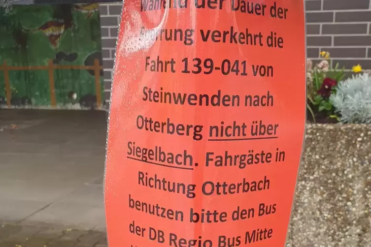 Schilder weisen die Fahrg&auml;ste darauf hin, dass die Linie 139 nicht wie sonst f&auml;hrt, sondern die 136 genutzt werden soll. 