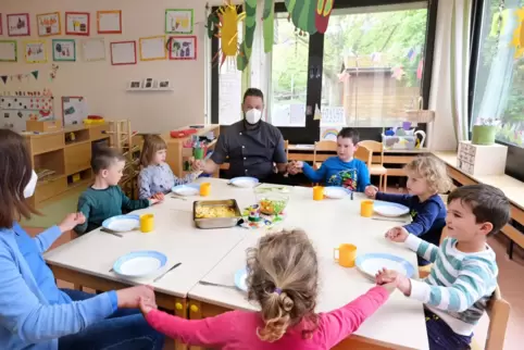 „Guten Appetit!“ Mittagessen mit dem Koch Florian Müller in der Kita. 