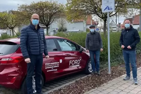 Herbert Leibach übergibt das Fahrzeug an Stadtbügermeister Christian Hutter und den Beigeordneten Tobias Zimmermann.