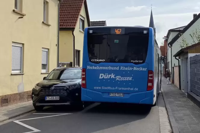Ein Bus der Linie 467 in der Heinrich-Reffert-Straße – Gefahren sehen die Bewohner dort vor allem für Menschen, die auf dem Bürg