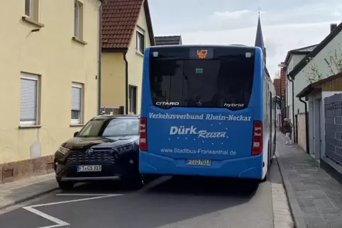 Ein Bus der Linie 467 in der Heinrich-Reffert-Straße – Gefahren sehen die Bewohner dort vor allem für Menschen, die auf dem Bürg