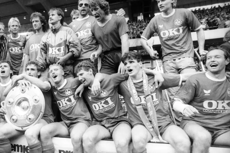 1991 feiert Thomas Dooley (vorne rechts, links daneben Marco Haber) mit dem FCK den Gewinn der deutschen Meisterschaft. Die Meis