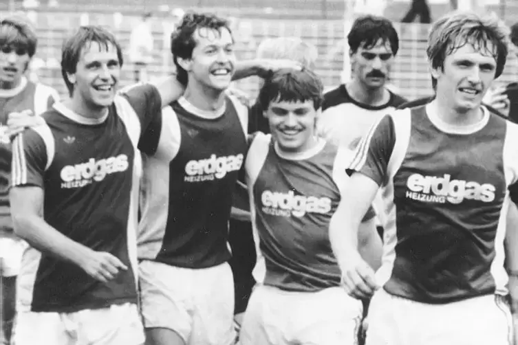 In der Oberliga-Saison 1981/82: Thomas Dooley (Zweiter von links) im Kreis der FKP-Mannschaftskollegen (von links) Gerd Geiersba