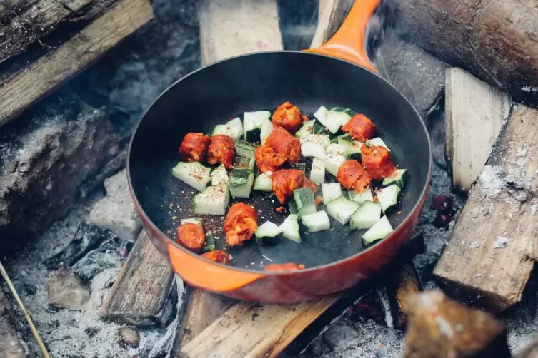Natur genießen: Kochen am Lagerfeuer. 