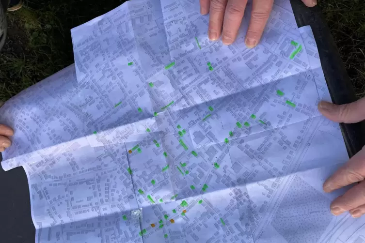 Anwohner in Oppau zeigen auf einer Karte, wo sich Monteursunterkünfte befinden.