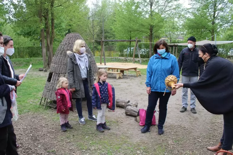 Als Dankeschön für ihre Patenschaft bekommen die Kinder der Kita am Wald in Schifferstadt eine Kürbisrassel von Regina Schackert