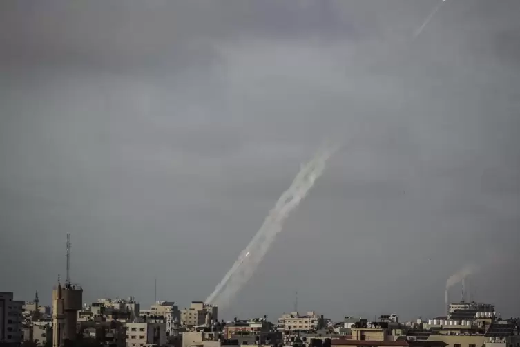 Zwei Raketen werden von der islamistischen Hamas aus Gaza-Stadt in Richtung Israel abgefeuert. 