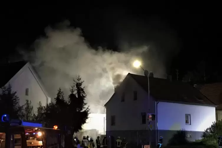 Wieder Rauch über Unkenbach: Feuer Nummer vier hat nun im Wohnhaus des Gehöfts gewütet. 
