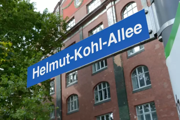 Im Herbst 2017 war der Versuch fehlgeschlagen, die Rheinallee in Süd in Helmut-Kohl-Allee umzubenennen. Anlieger und Gewerbetrei