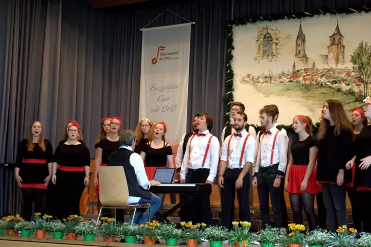 Ein deutsch-amerikanisches Freundschaftsprojekt: Ein Teil der Sänger des Jugendchors „AlBaSoTe-SoCho“ bereitet sich unter der Le