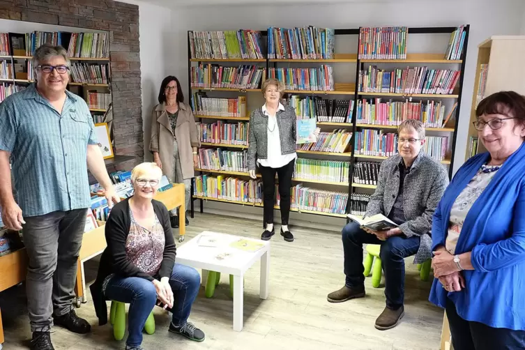 Präsentierten am Montag die neue Blieskasteler Bücherei: von links: Kurt Frenzel (Mädchen für alles und Lebensgfährte von Gabi S