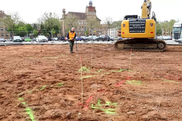 Mit einem Bagger und von Hand wurden die Verdachtsfl&auml;chen untersucht. 