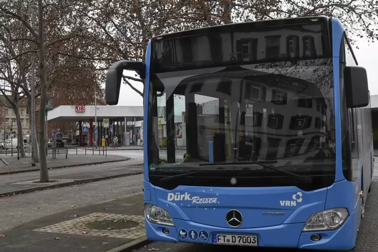 Prägend für das Stadtbild: einer der neuen blauen Busse am Frankenthaler Bahnhof. 