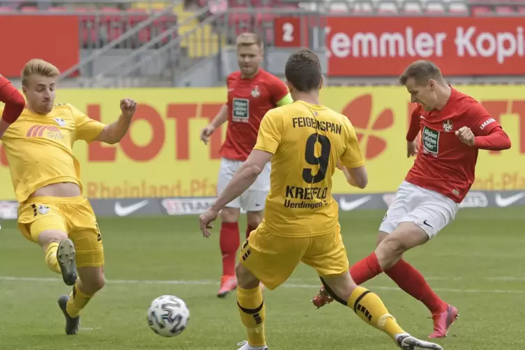 Hendrick Zuck (rechts), hier bei seinem Treffer zum 4:1 gegen Uerdingen, fehlt in Köln gelbgesperrt. 