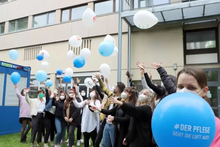 „Der Pflege geht die Luft aus“, stand auf den Ballons, die vor der Pflegeschule am Vinzentius aufgestiegen sind. 