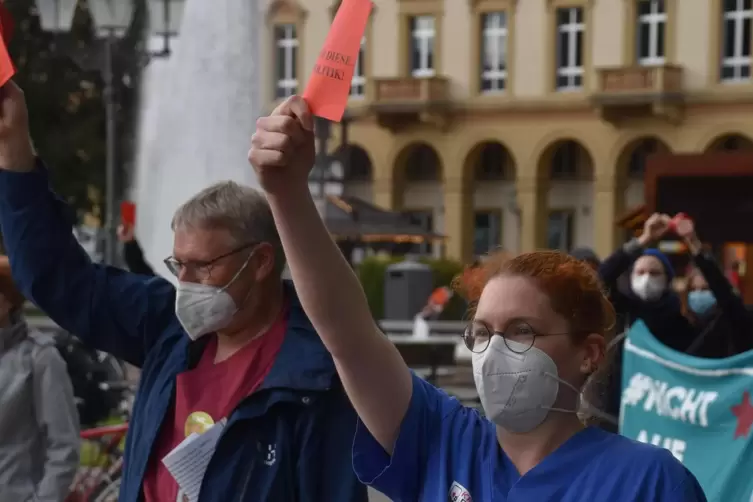 Symbolisch wurde der Politik am Tag der Pflege die Rote Karte gezeigt. Pflegerin Marie Schmid ist eine der Demonstrantinnen. 