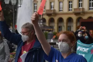 Symbolisch wurde der Politik am Tag der Pflege die Rote Karte gezeigt. Pflegerin Marie Schmid ist eine der Demonstrantinnen. Symbolisch wurde der Politik am Tag der Pflege die Rote Karte gezeigt. Pflegerin Marie Schmid ist eine der Demonstrantinnen.