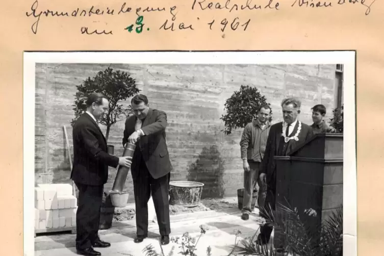 Blick ins Fotoalbum, von links: Architekt Ludwig Welker, Oberinspektor Gustav Eichling, Bürgermeister Josef Diehl, zwei Bauarbei