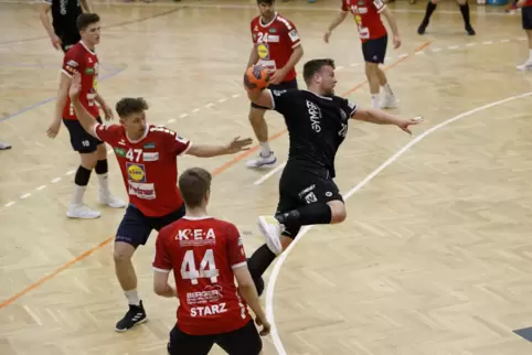 Der Dansenberger Sebastian Bösing wirft. 