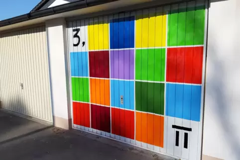 Buntes Rätsel: Besprühtes Garagentor in Limburgerhof. 