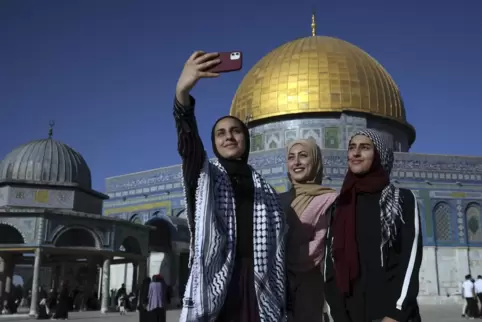 Ein Moment der Ruhe in diesen aufgeheizten und gewaltvollen Tagen: Zum Ende des Fastenmonats Ramadan, dem Fest Eid al-Fitr, besu