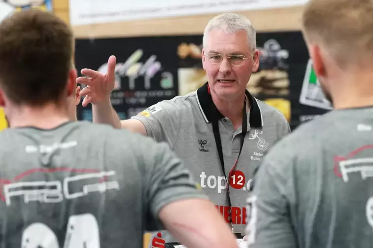 &bdquo;Passt besser auf den siebten Feldspieler auf &ldquo; &ndash; SV-Trainer Stefan Bullacher mahnte das richtige Agieren gegen Gelnhausens Angr