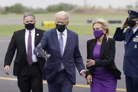 Bisher trägt US-Präsident Joe Biden, hier mit seiner Frau Jill, in vielen Situationen einen Corona-Maske. 