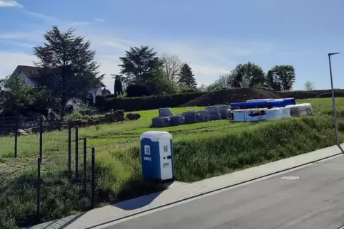 Der Bauplatz der Gemeinde liegt an der Straße Belle Vue. Das gelagerte Material dient der Erschließung des zweiten Bauabschnitte