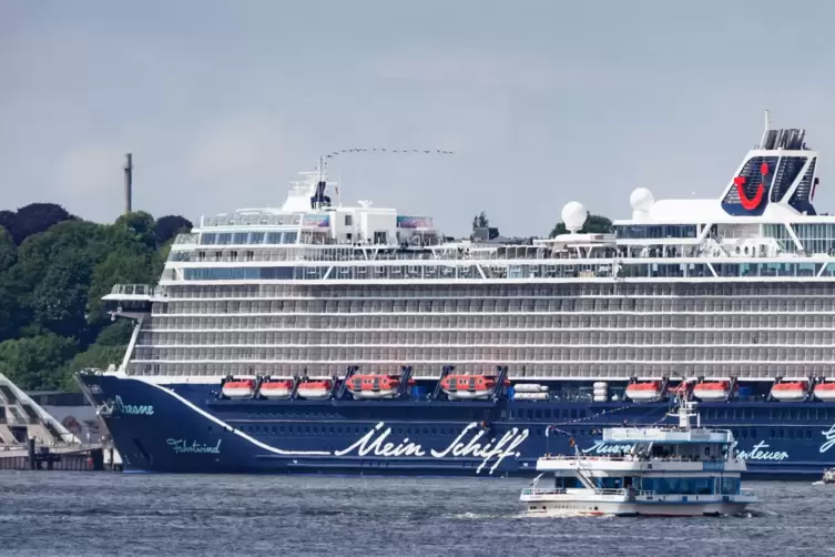 Das Kreuzfahrtschiffschiff „Mein Schiff 1“ der Hamburger Reederei Tui Cruises liegt am Fährterminal Altona. Das Schiff startet a