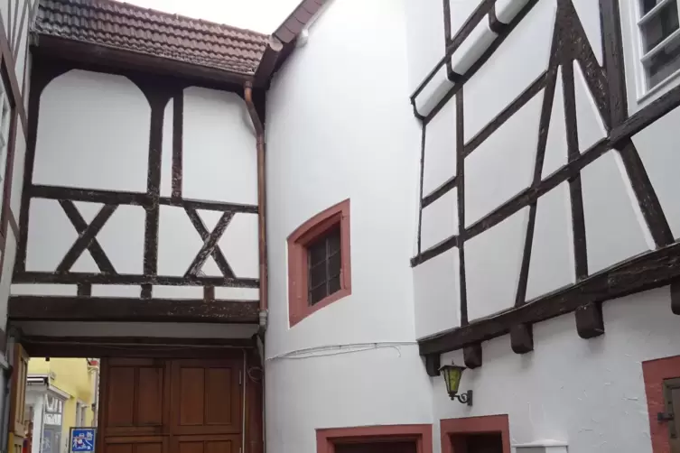 Der Innenhof erhielt sein heutiges Erscheinungsbild im 16. Jahrhundert, im Kern ist das Haus Kellereistraße 8 aber über 100 Jahr