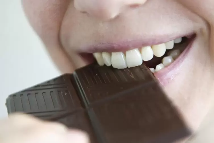 Je dunkler die Schokolade, desto weniger Zucker enthält sie – und desto mehr Fett.