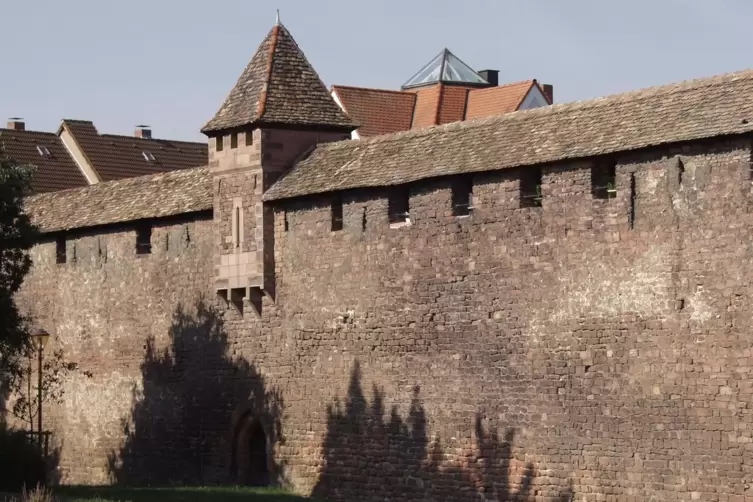 Touristenmagnet: die Wormser Stadtmauer. Der Abschnitt im Bild stammt allerdings aus späterer Zeit, frühestens um 1200.